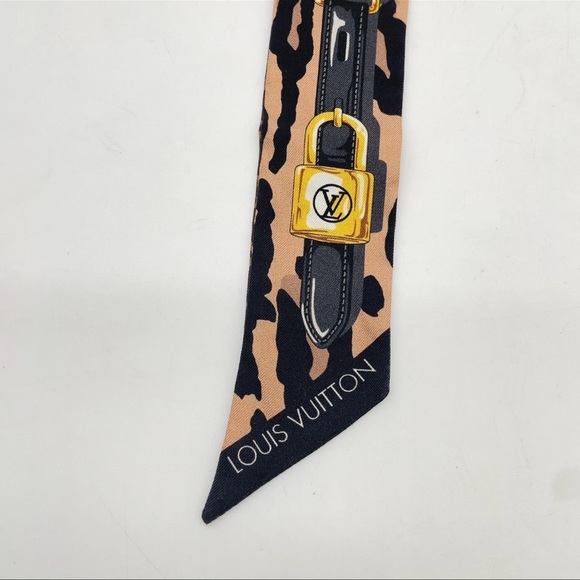 Auth LOUIS VUITTON Monogram
Leopard Print Silk Bandeau Scarf - Picture 8 of 16